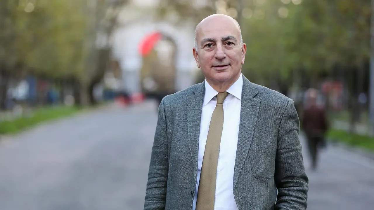 Sherlock Holmes Göndermesiyle Enflasyon Analizi: Mahfi Eğilmez Sahneye Çıktı!