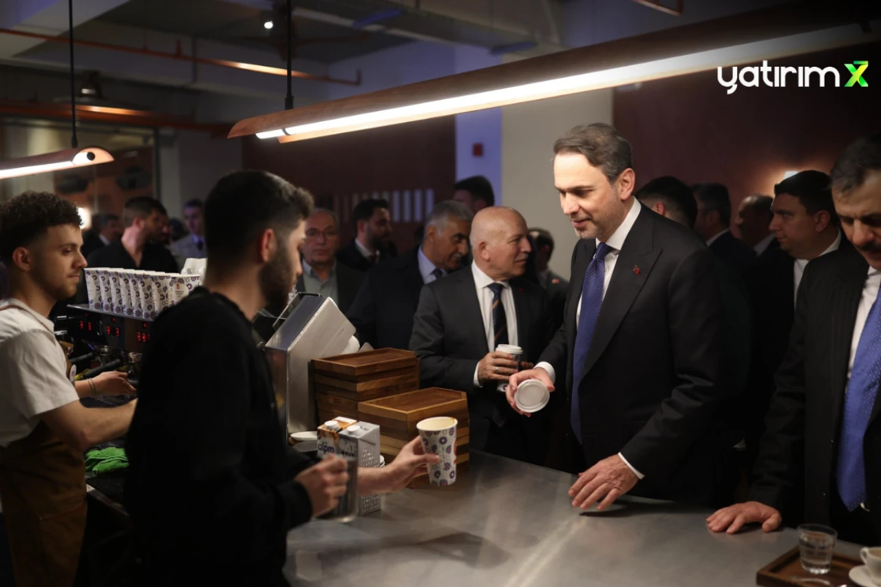 Enerji Bakanı Bayraktar, boykotu tiye aldı, Espressolab'ta kahve içti