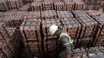 Londra Metal Borsası’nda Temkinli Rüzgâr: Bakır ve Alüminyumda Düşüş