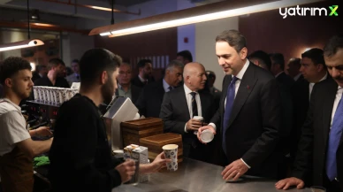 Enerji Bakanı Bayraktar, boykotu tiye aldı, Espressolab'ta kahve içti