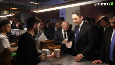 Enerji Bakanı Bayraktar, boykotu tiye aldı, Espressolab'ta kahve içti