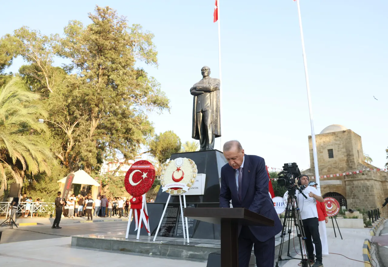 Cumhurbaşkanı Erdoğan, Lefkoşa Atatürk Anıtı'nı ziyaret etti - Hibya Haber Ajansı