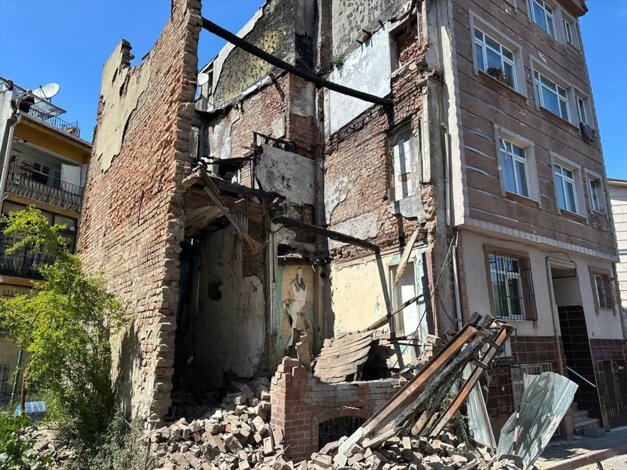 Fatih'teki metruk bina depremde kısmen çöktü