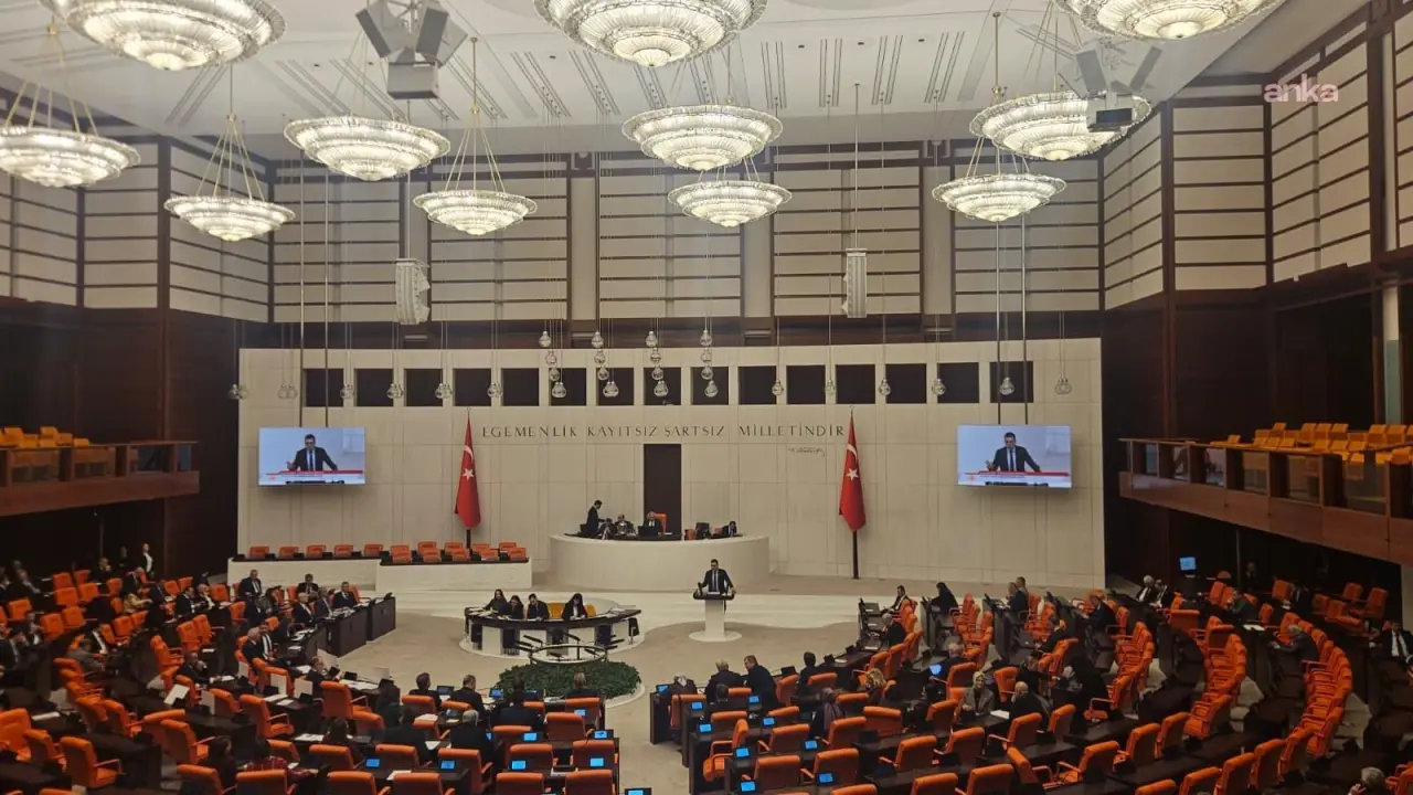 Anka Haber | TBMM Genel Kurulu... CHP'li Özlale, milletvekili sıralarına seslendi: En düşük emekli aylığını sadece bin 500 lira artırmayı yani aslında günde 50 liradan bile daha az artırmayı tartışıyoruz, bu da