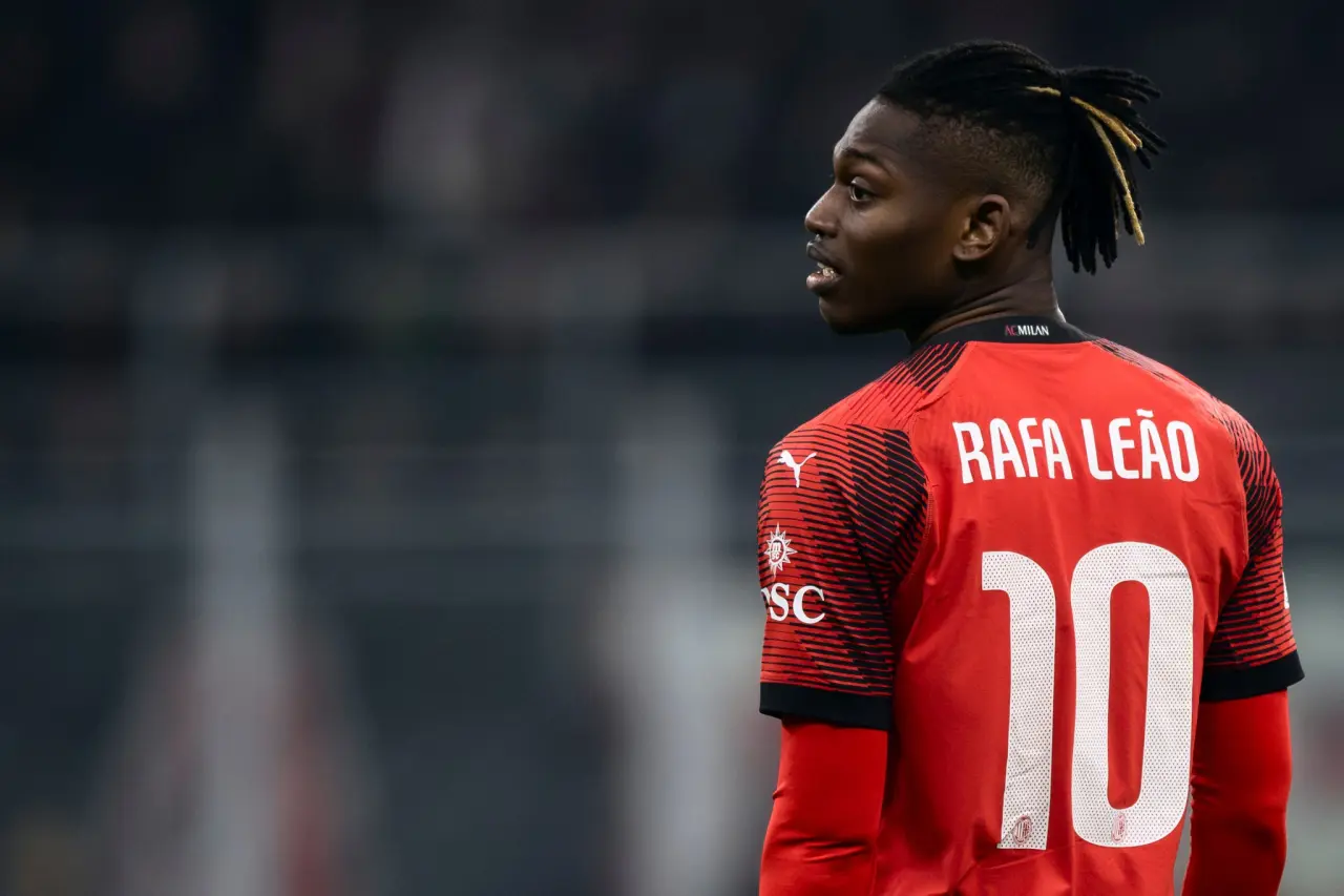 Rafael Leao AC Milan formasıyla, yapay zekayla üretilmiş
